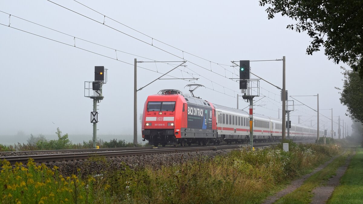 Im Morgennebel unterwegs: DB Fernverkehr 101 068  BACK ON TRACK  mit IC 2023 Hamburg-Altona - Frankfurt (Main) Hbf (Hüde, 14.09.2021).