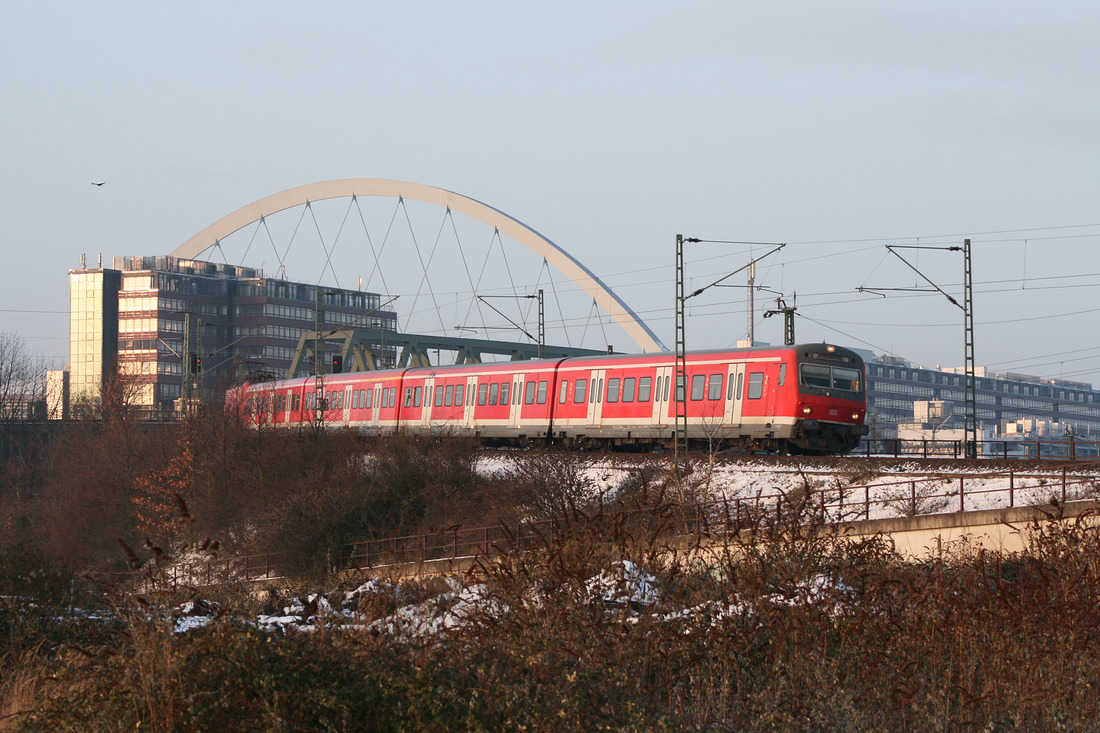 Im Morgenrot wurde dieser Zug der Linie S 6 zwischen Köln Messe / Deutz und Köln-Buchforst fotografiert.
Mittlerweile sind hier Triebzüge vom Typ ET 422 im Einsatz.
Aufgenommen am 14. Januar 2010.
Im Hintergrund sieht man Teile der Kölner Stadtverwaltung sowie die Lanxess Arena.
