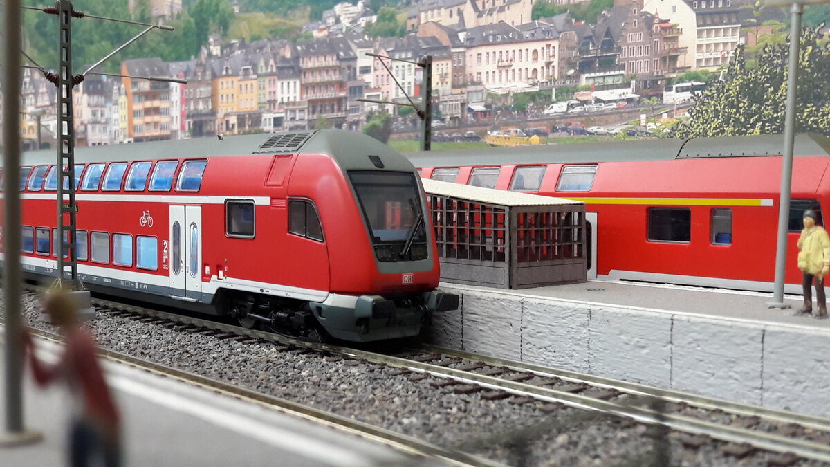 Im morgentlichen Regioverkehr erwischte ich den Dosto Steuerwagen DBpbzfa766 in Harrstadt Hauptbahnhof, Modell hobbytrade 63160