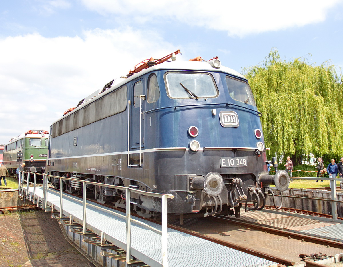 Im Museum Koblenz steht E 10 348 an diesem Sonntag den 20. Mai 2023 auf der Drehscheibe zur Ansicht der rechten Seite bereit.