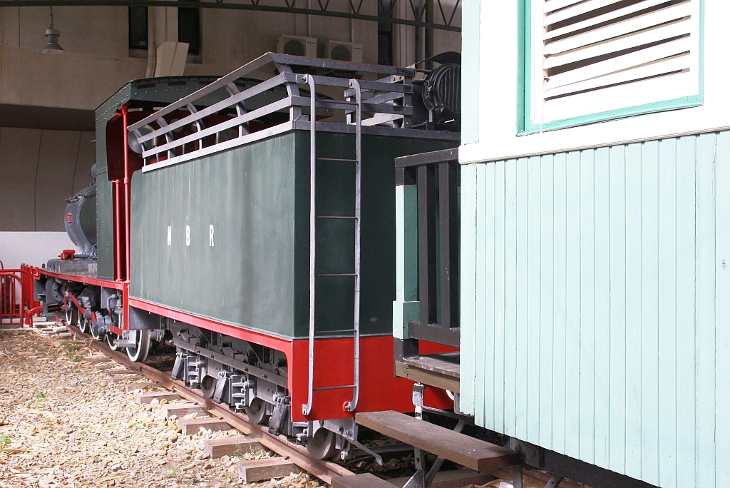 Im Muzium Sabah in Kota Kinabalu ist unter Anderem auch diese Dampflok mit bewegter Geschichte ausgestellt. 1912 mit Achsfolge 2'C2't von Hunslet Engine Co. Ltd., Leeds / England (Fabr.Nr. 1091) gebaut erhielt die Lok die NBR-Nummer 13 und den Nahmen GAYA. 1954 erfolgte der Umbau in Achsfolge 2'C mit dem Tender von der NBR 290 (Baron Emil) und die Umnummerung in NBR No.6. Ab 1958 trug die Lok dann bis zur Ausmusterung 1968 die NBR(später JKNS) Nummer 3-006. - Im Bild vom 09.Februar 2025 der Tender der 1954 ausgemusterten NBR 290 (Baron Emil).