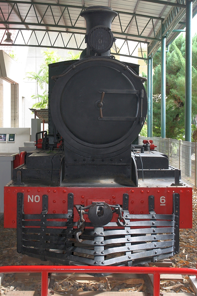 Im Muzium Sabah in Kota Kinabalu ist unter Anderem auch diese Dampflok mit bewegter Geschichte ausgestellt. 1912 mit Achsfolge 2'C2't von Hunslet Engine Co. Ltd., Leeds / England (Fabr.Nr. 1091) gebaut erhielt die Lok die NBR-Nummer 13 und den Nahmen GAYA. 1954 erfolgte der Umbau in Achsfolge 2'C mit dem Tender von der NBR 290 (Baron Emil) und die Umnummerung in NBR No.6. Ab 1958 trug die Lok dann bis zur Ausmusterung 1968 die NBR(später JKNS) Nummer 3-006. - Bild vom 09.Februar 2025.