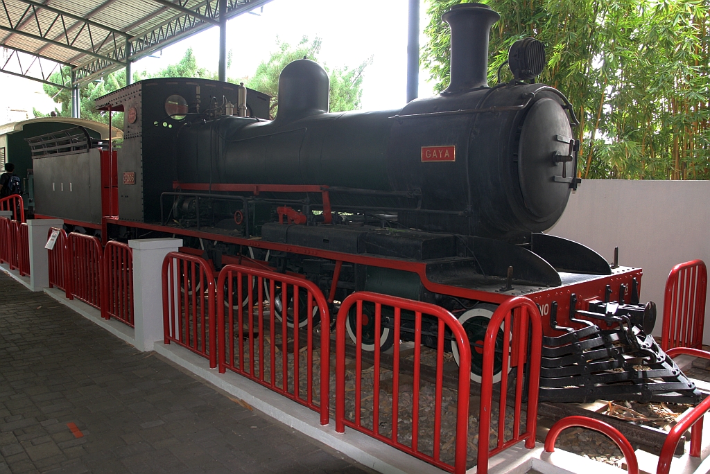 Im Muzium Sabah in Kota Kinabalu ist unter Anderem auch diese Dampflok mit bewegter Geschichte ausgestellt. 1912 mit Achsfolge 2'C2't von Hunslet Engine Co. Ltd., Leeds / England (Fabr.Nr. 1091) gebaut erhielt die Lok die NBR-Nummer 13 und den Nahmen GAYA. 1954 erfolgte der Umbau in Achsfolge 2'C mit dem Tender von der NBR 290 (Baron Emil) und die Umnummerung in NBR No.6. Ab 1958 trug die Lok dann bis zur Ausmusterung 1968 die NBR(später JKNS) Nummer 3-006. - Bild vom 09.Februar 2025.