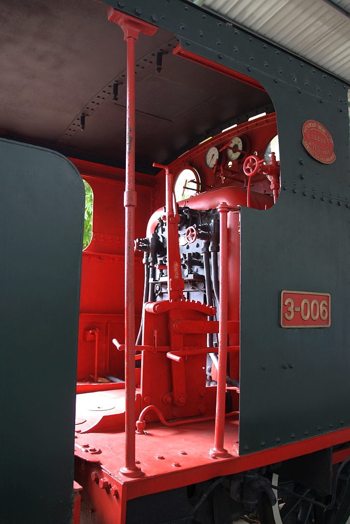 Im Muzium Sabah in Kota Kinabalu ist unter Anderem auch diese Dampflok mit bewegter Geschichte ausgestellt. 1912 mit Achsfolge 2'C2't von Hunslet Engine Co. Ltd., Leeds / England (Fabr.Nr. 1091) gebaut erhielt die Lok die NBR-Nummer 13 und den Nahmen GAYA. 1954 erfolgte der Umbau in Achsfolge 2'C mit dem Tender von der NBR 290 (Baron Emil) und die Umnummerung in NBR No.6. Ab 1958 trug die Lok dann bis zur Ausmusterung 1968 die NBR(später JKNS) Nummer 3-006. - Blick in Führerstand am 09.Februar 2025.