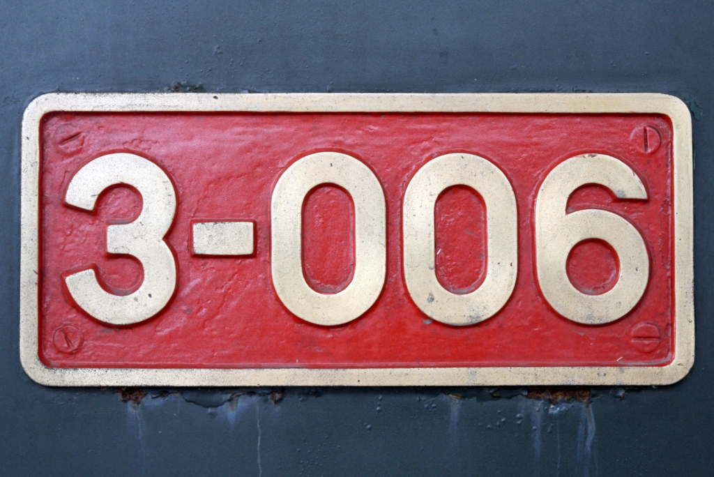 Im Muzium Sabah in Kota Kinabalu ist unter Anderem auch diese Dampflok mit bewegter Geschichte ausgestellt. 1912 mit Achsfolge 2'C2't von Hunslet Engine Co. Ltd., Leeds / England (Fabr.Nr. 1091) gebaut erhielt die Lok die NBR-Nummer 13 und den Nahmen GAYA. 1954 erfolgte der Umbau in Achsfolge 2'C mit dem Tender von der NBR 290 (Baron Emil) und die Umnummerung in NBR No.6. Ab 1958 trug die Lok dann bis zur Ausmusterung 1968 die NBR(später JKNS) Nummer 3-006. - Im Bild vom 09.Februar 2025 das zuletzt verwendete Nummernschild.