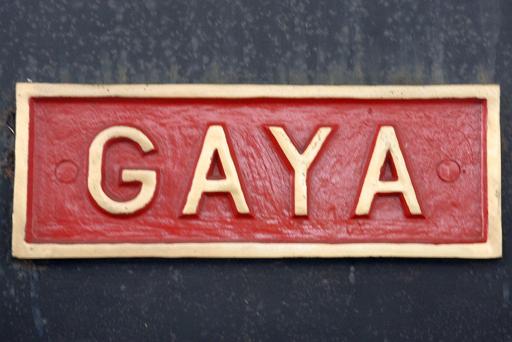 Im Muzium Sabah in Kota Kinabalu ist unter Anderem auch diese Dampflok mit bewegter Geschichte ausgestellt. 1912 mit Achsfolge 2'C2't von Hunslet Engine Co. Ltd., Leeds / England (Fabr.Nr. 1091) gebaut erhielt die Lok die NBR-Nummer 13 und den Nahmen GAYA. 1954 erfolgte der Umbau in Achsfolge 2'C mit dem Tender von der NBR 290 (Baron Emil) und die Umnummerung in NBR No.6. Ab 1958 trug die Lok dann bis zur Ausmusterung 1968 die NBR(später JKNS) Nummer 3-006. - Im Bild vom 09.Februar 2025 das Namensschild der Lok.