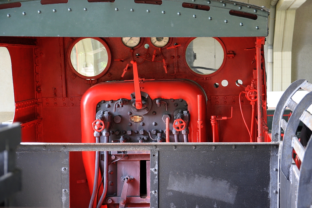 Im Muzium Sabah in Kota Kinabalu ist unter Anderem auch diese Dampflok mit bewegter Geschichte ausgestellt. 1912 mit Achsfolge 2'C2't von Hunslet Engine Co. Ltd., Leeds / England (Fabr.Nr. 1091) gebaut erhielt die Lok die NBR-Nummer 13 und den Nahmen GAYA. 1954 erfolgte der Umbau in Achsfolge 2'C mit dem Tender von der NBR 290 (Baron Emil) und die Umnummerung in NBR No.6. Ab 1958 trug die Lok dann bis zur Ausmusterung 1968 die NBR(später JKNS) Nummer 3-006. - Blick in Führerstand am 09.Februar 2025.