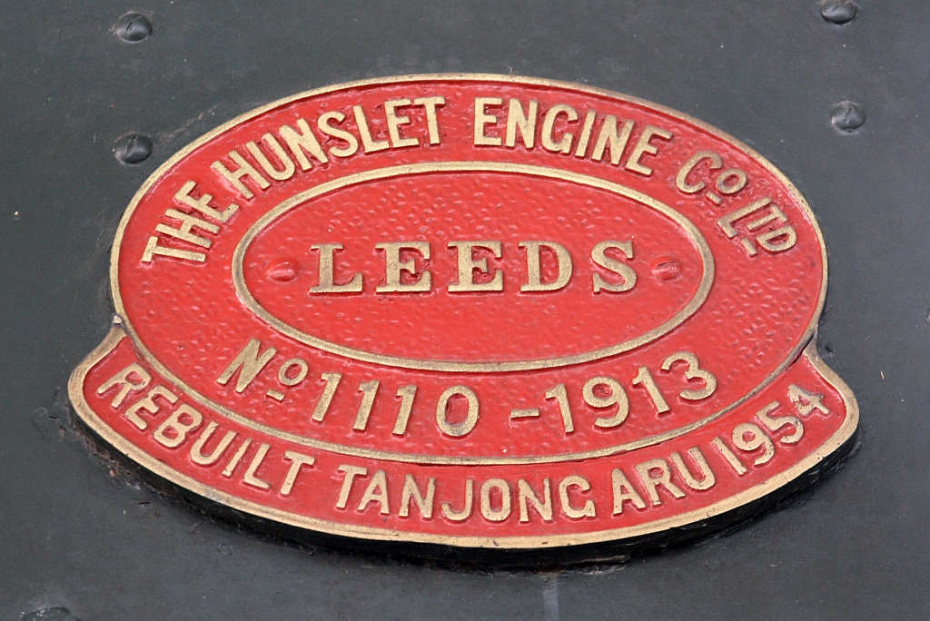 Im Muzium Sabah in Kota Kinabalu ist unter Anderem auch diese Dampflok mit bewegter Geschichte ausgestellt. 1912 mit Achsfolge 2'C2't von Hunslet Engine Co. Ltd., Leeds / England (Fabr.Nr. 1091) gebaut erhielt die Lok die NBR-Nummer 13 und den Nahmen GAYA. 1954 erfolgte der Umbau in Achsfolge 2'C mit dem Tender von der NBR 290 (Baron Emil) und die Umnummerung in NBR No.6. Ab 1958 trug die Lok dann bis zur Ausmusterung 1968 die NBR(später JKNS) Nummer 3-006. - Das Bild vom 09.Februar 2025 zeigt das, an der 3-006 angebrachte Fabrikschild welches allerdings von der ebenfalls 1954 umgebauten, 1958 ausgemusterten und verschrotteten NBR No.8 (ex NBR 16, Weston) stammt.