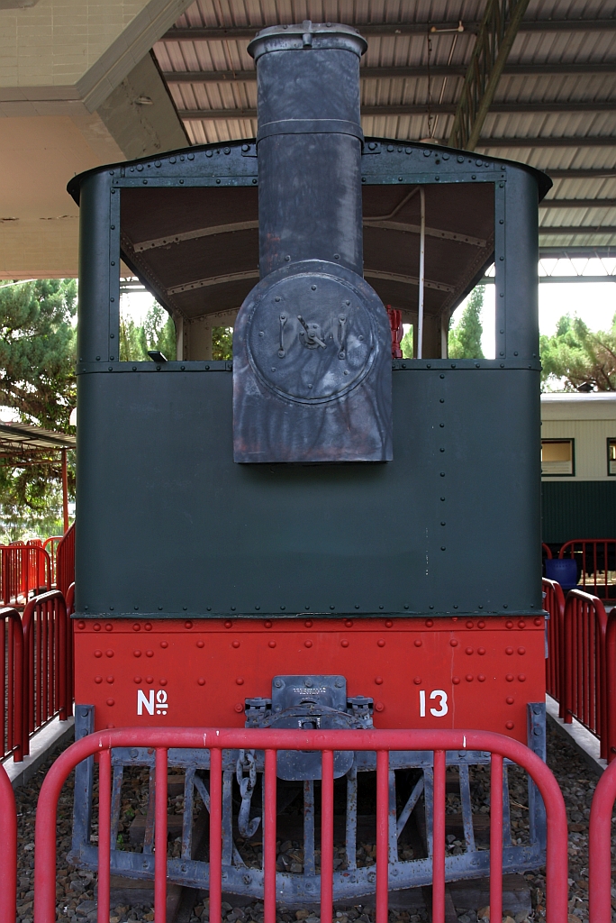 Im Muzium Sabah in Kota Kinabalu ist unter Anderem auch diese technisch interessante Dampflok ausgestellt: 1926 von Sentinel Waggon Works Ltd, Shrewsbury, Shropshire / England (Fabr.Nr. 6375) gebaut wurde sie 1927 ausgeliefert. - Mit vertikalem Kessel und einem ebensolchen Zylinder erfolgt der Antrieb über Zahnräder und Ketten auf die beiden Radsätze. - Ihre unzureichende Leistung und die Feuerwerksvorführungen in der Nacht führten jedoch dazu, dass sie 1929 mit einem überhitzten Kessel ausgestattet und ihr Radstand verlängert wurde. - Bis 1954 hatte die Lok keine Nummer. Ab 1954 bis zur Ausmusterung 1964 wurde die Lok dann als NBR No.13 bezeichnet. - Bild vom 09.Februar 2025.