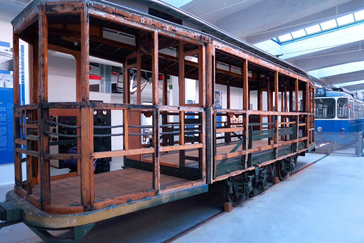 Im MVG Museum wird auch die Ur Zeit der Tram gezeigt. Hier ein Wagen aus Holzbauweise.  Bild vom 20.12.2015.