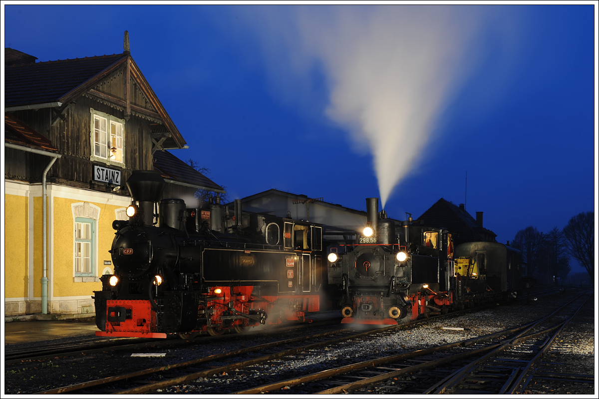 Im Nachhinein war ich selber verwundert. Trotz des schlechten Wetters gab es am 29.11.2014 die sogenannte  blaue Stunde  Das Bild ist jetzt bis auf die Verkleinerung nicht nachbearbeitet. 764.422R und 298.56 in Stainz am 29.11.2014.