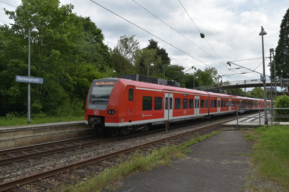 Im Nachschuß ist der 425 765-5 hier in Neckargerach als S1 nach Osterburken zu sehen.
16.6.2017