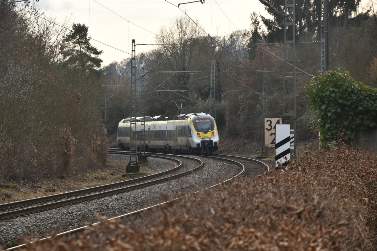 Im Nachschuß ist der 8442 607 im Bogen der Ausfahrt in Neckargerach zu sehen . Der Triebwagen ist als RE 10a nach Heilbronn unterwegs. 15.2.2020