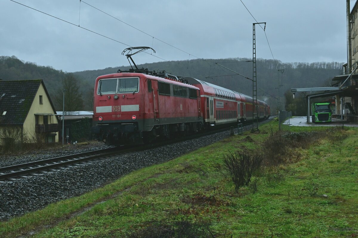 Im Nachschuß am RE8 Ersatzzug ist am regnerischen Vormittag des 15.1.2023 die 111 191 zusehen.  Hier im eingleisigen Abschnitt zwischen Möckmühl und Züttlingen.
Ablehnungsgrund: zu dunkel, und Schieflage des Bildes 