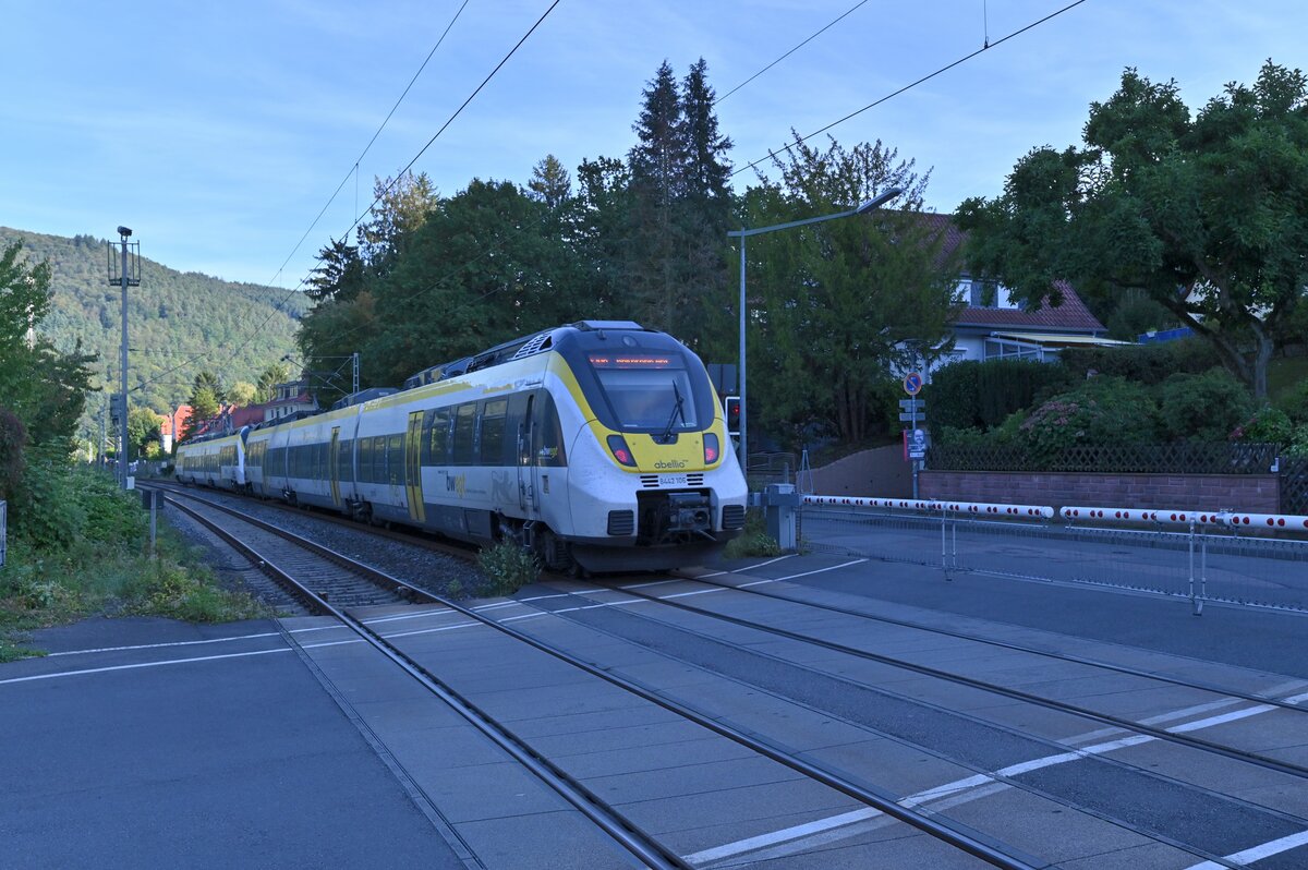 Im Nachschuß auf den RE 10b nach Heilbronn ist der 8442 106 zusehen bei der Durchfahrt in Schlierbach Ziegelhausen am 1.10.2021
Das Bild ist legal vom Zuweg zu Gleis 1 entstanden. Ich stehe hier vor dem Sicherheitszaun..
