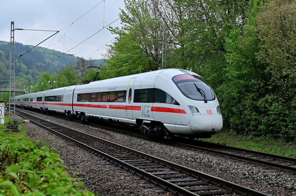 Im Nachschuß in ganzer Länge ist nun der 411 058-1 bei der Durchfahrt in Neckargerach zusehen. 30.4.2022