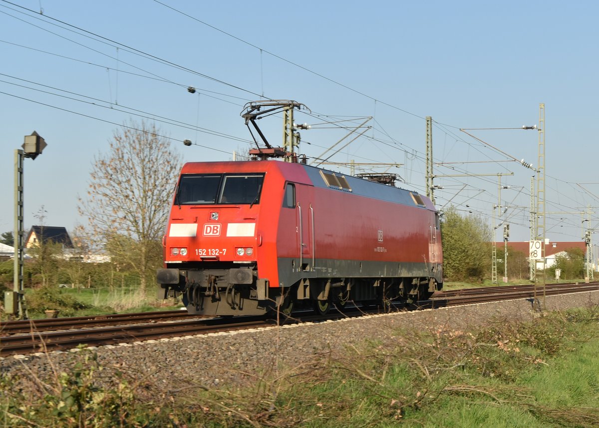 Im Nachschuß habe ich die LZ fahrende 152 132-7 in Kleinenbroich am 1.4.2019 abgelichtet.