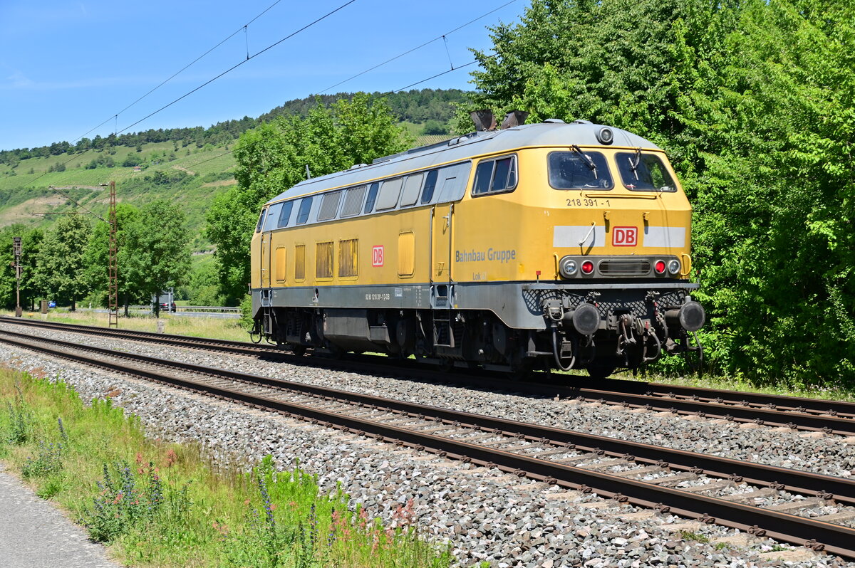 Im Nachschuß ist hier die Bahnbau Gruppe 218 391-1 LZ gen Retzbach-Zellingen fahrend von mir abgelichtet worden. 14.6.2022