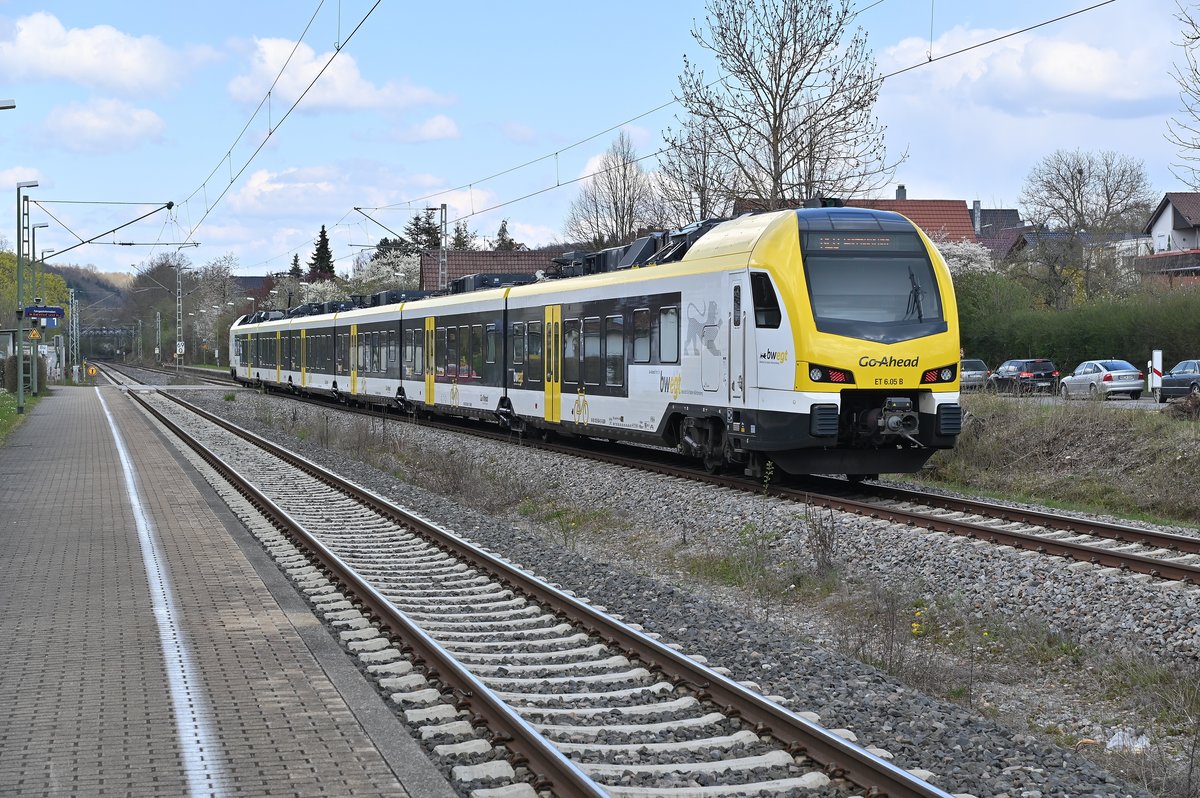 Im Nachschuß ist hier ein RE8 nach Würzburg Hbf fahrender GoAhead-Triebwagen in Untergriesheim gen Herbolzheim zusehen, es ist der ET 6.05b am Dienstag den 13.4.2021