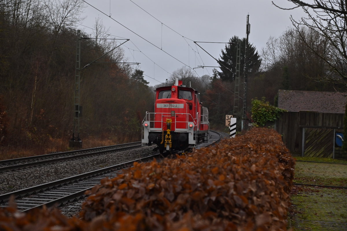 Im Nachschuß ist hier die LZ fahrende 363 702-2 in Neckargerach auf höhe des Bauhofs zusehen. Ein Bekannter von Rudolf Pavel hatte sie angekündigt und so kam sie fünf Minuten vor der S1 nach Osterburken durch Neckargerach. 22.12.2020