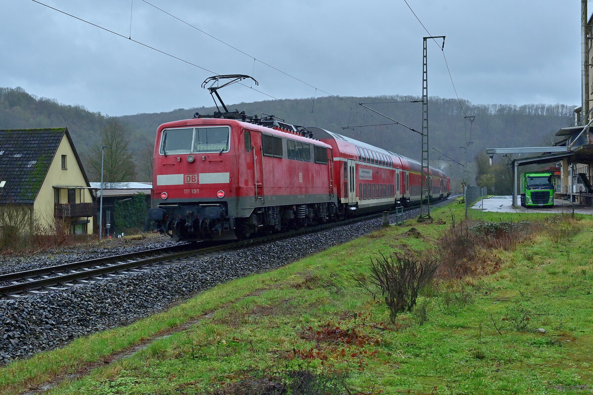 Im Nachschuß ist hier der RE8 Ersatzzug bei der Ausfahrt in Möckmühl abgelichtet wie er in den eingleisigen Abschnitt der Kbs 780 zwischen Möckmühl und Züttlingen einfährt am Sonntag den 15.1.2023