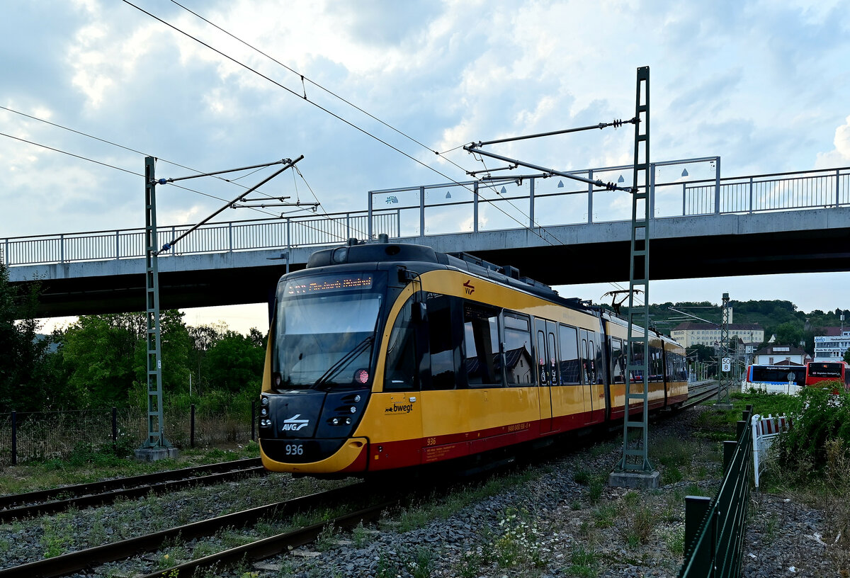 Im Nachschuß nun bei der Anfahrt in Richtung Bahnsteig ist der AVG 936 in Gundelsheim am Abend des 5.August 2022 zusehen.