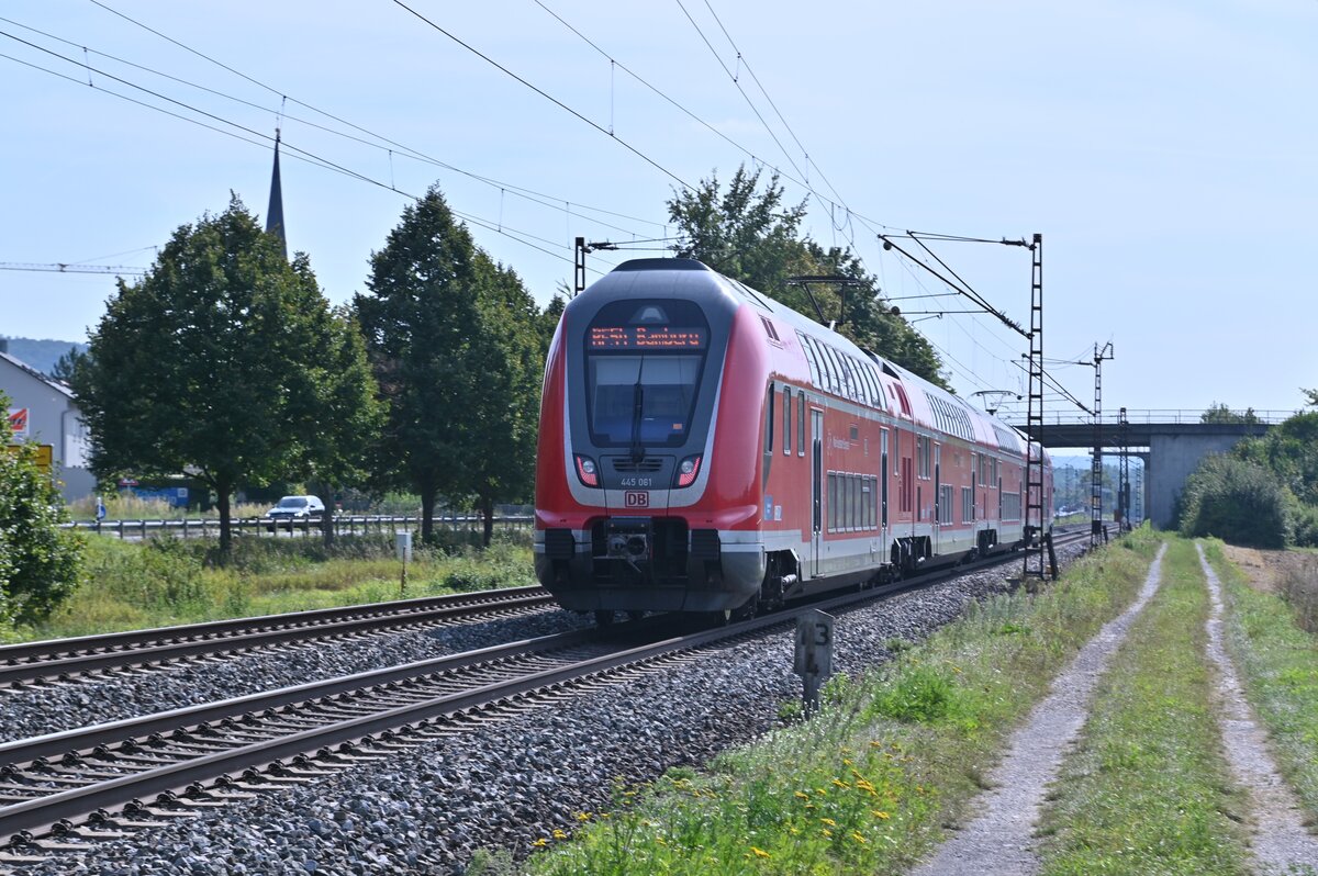 Im Nachschuß ist der RE 54 nach Bamberg und dem Triebfahrzeug 445 061 in Thüngersheim zu sehen. 14.9.2021