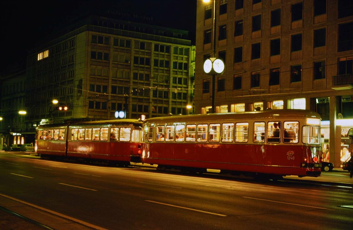 Im nächtlichen Wien erhält die Straßenbahn erst den Raum, den sie eigentlich nötig hätte.
TW 4530 und BW 1240 auf der Linie D am Opernplatz (14.08.1984)