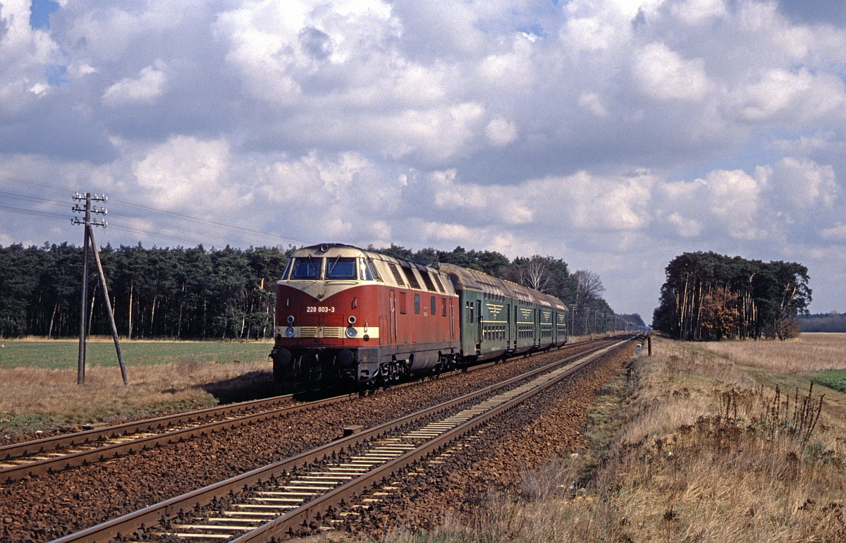 Im Nahverkehr waren auf der Strecke Berlin - Magdeburg 1994 noch klassische DR-Garnituren im Einsatz. Bergzow-Parchen, Ostern 1994.