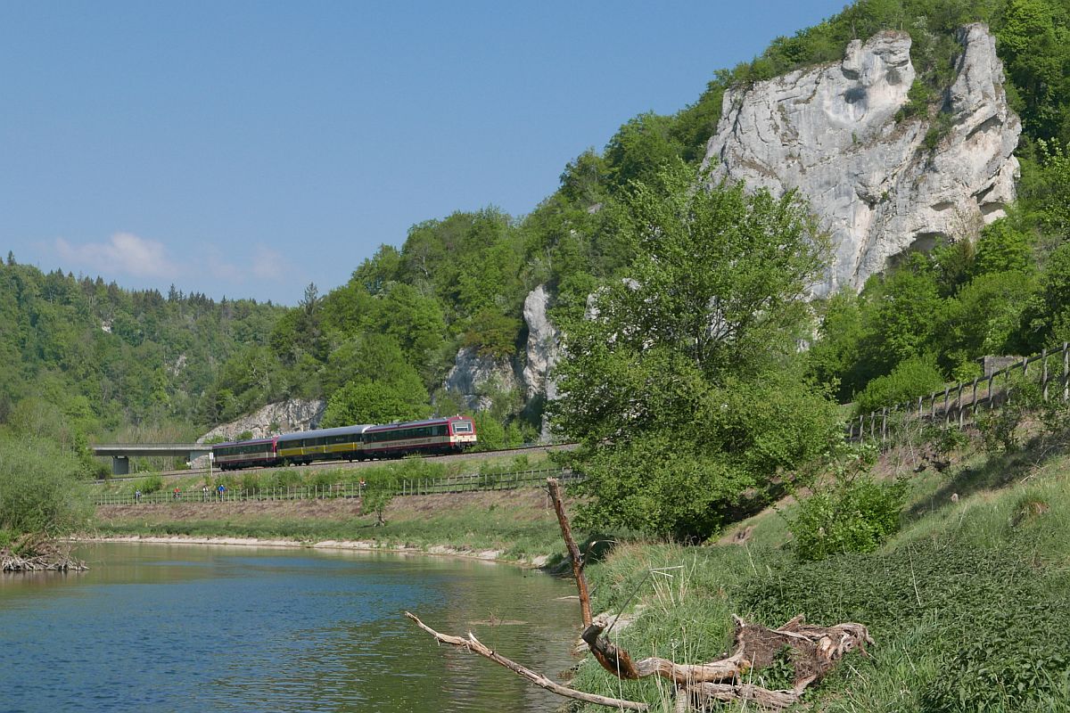 Im Naturpark Obere Donau befindet sich der 'NATURPARKEXPRESS' (HzL 87623) zwischen Dietfurt und Inzigkofen auf der Fahrt von Sigmaringen nach Tuttlingen (05.05.2018).