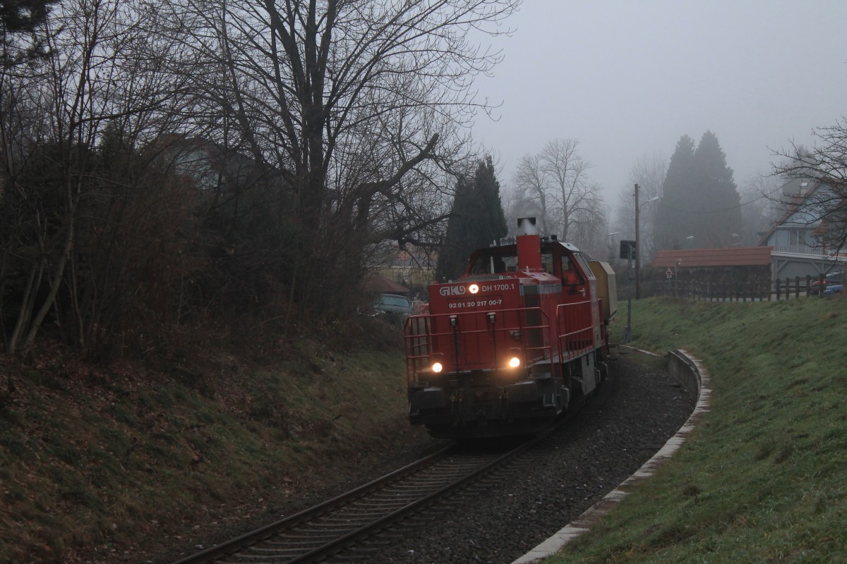 Im Nebel des 14. Dezember 2013 rollt 1700.1 mit ihren beladenen Abraumzug Richtung Deutschlandsberg.