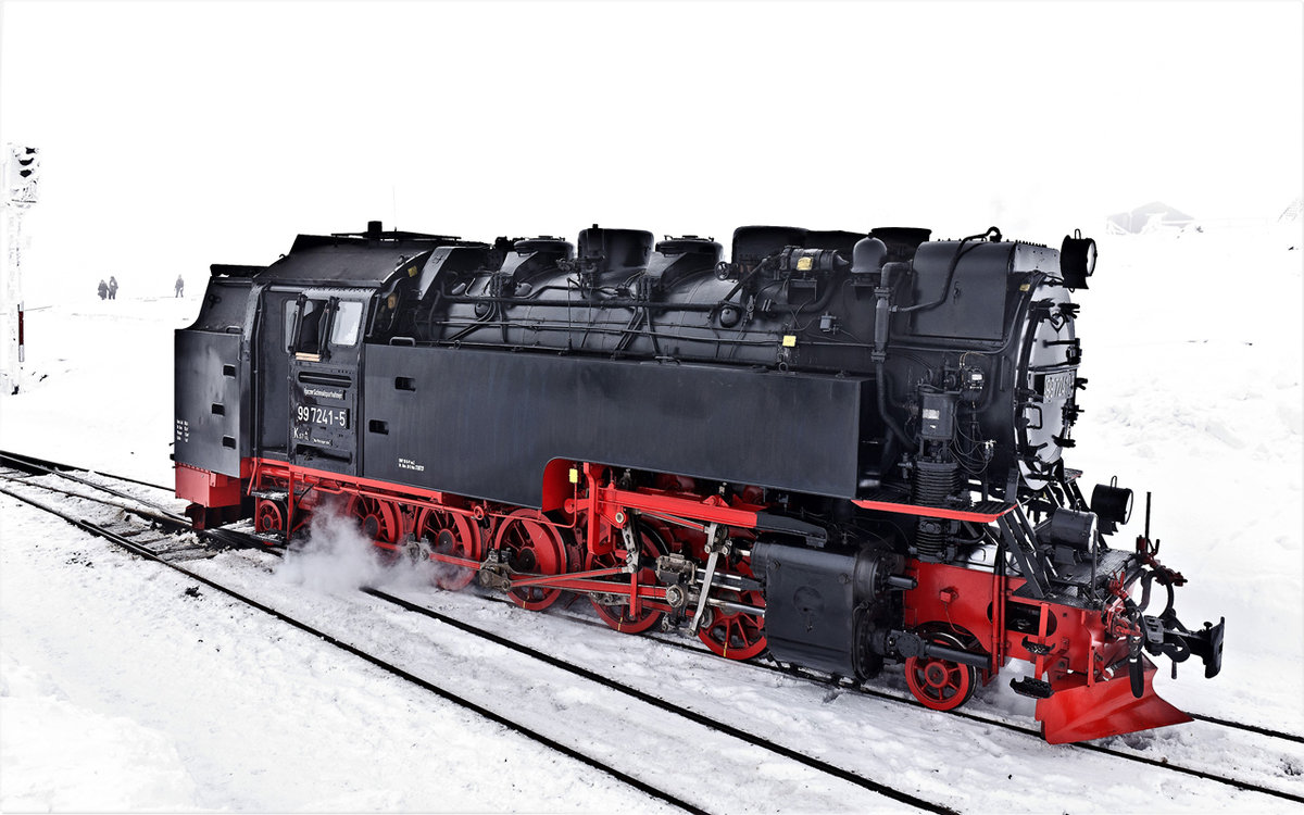 Im nebligen Bahnhof Brocken setzt die 99 7241-5 um.Bild 8.2.2018


