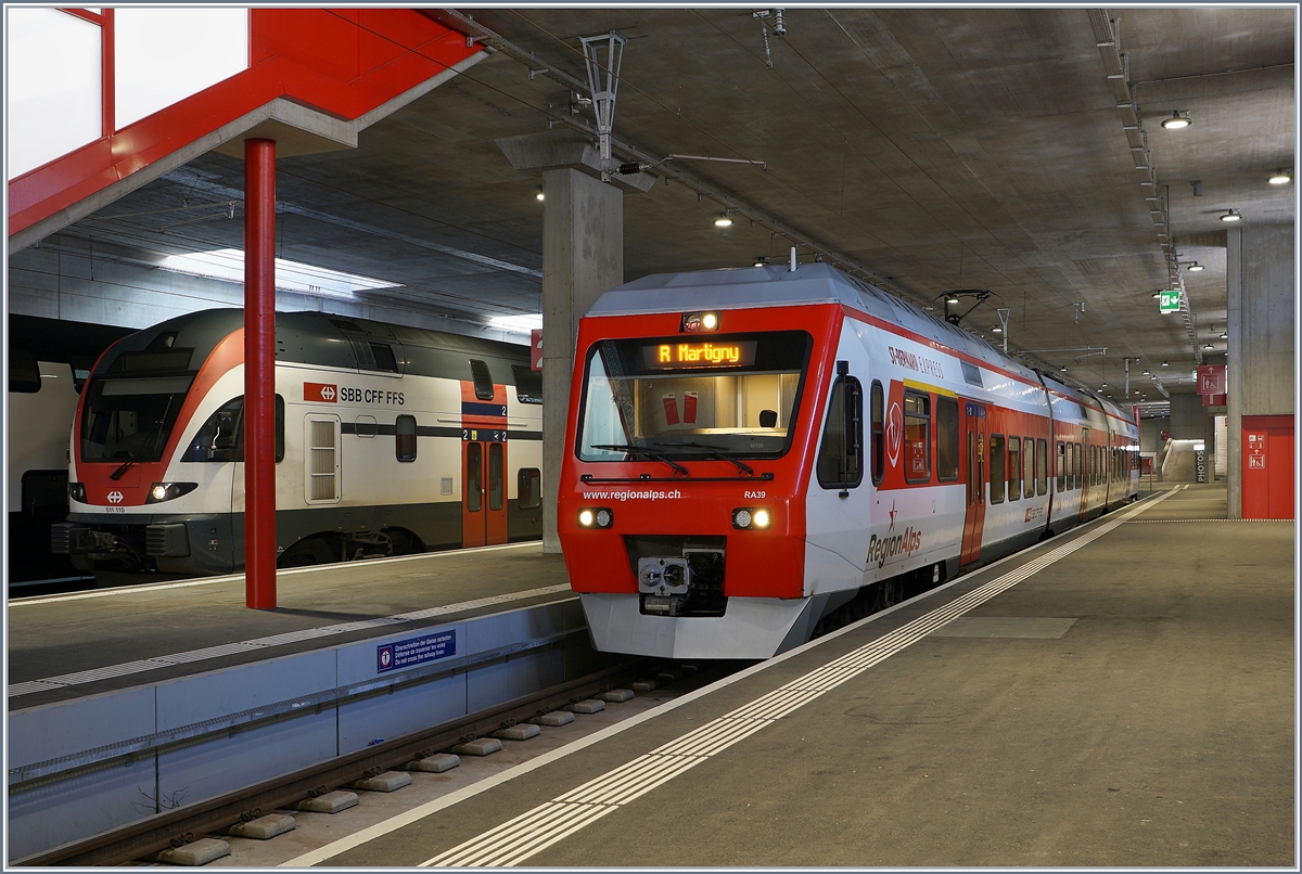 Im neu angelegten Bahnhof von Le Châble wartet der RegionAlps RABe 525 039 auf die baldige Abfahrt (10:46) nach Martigny, während im Hintergrund der SBB RABe 511 110 erst am späteren Nachmittag (16.55) seine Rückfahrt nach Genève antreten wird. 

9. Februar 2020