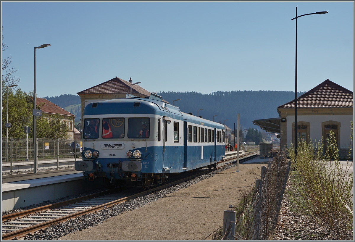 Im neu gestalteten Bahnhof von Morteau umfährt der  Assosiation l'autrail X2800 du Haut Doubs  X 2816 seinen Beiwagen und sorgt mit diesem Rangiermanöver für ein paar zusätzliche Bilder.

16. April 2022