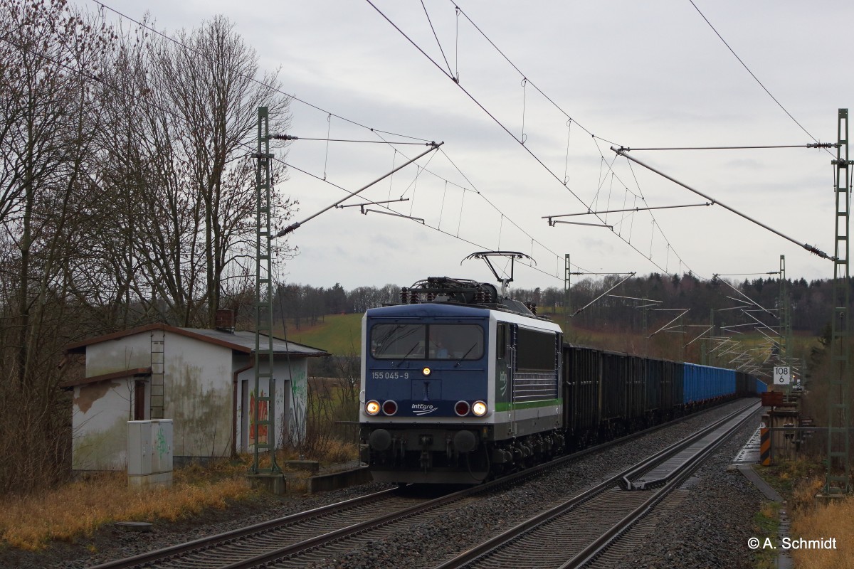Im neuem Farben gewannt die 155 045-9 am 28.01.2016 bei der fahrt mit Leerholzzug über die Elstertalbrücke im Vogtland. 