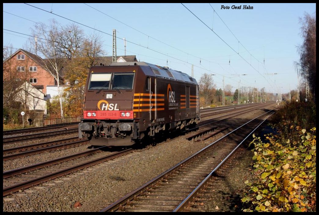 Im neuen Design kam am 24.11.2014 Diesellok 285103 der HSL Logistik um 11.25 Uhr in Richtung Löhne fahrend durch Hiddenhausen - Schweicheln.