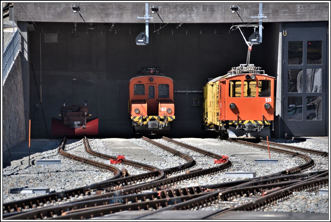 Im neuen Stützpunkt Infrastruktur in Poschiavo verstecken sich ein Spurpflug, die Ge 2/2 162 und die De 2/2 151. (07.05.2020)