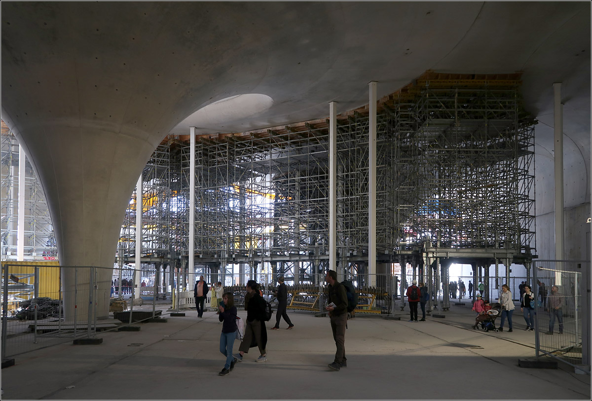 Im neuen Stuttgarter Tiefbahnhof -

Da inzwischen ein der beiden Wege von der Stadt zu den jetzigen Gleisen über das Dach des Bahnhofes geführt wird, wird dieses von unten deshalb mit dieser Stahlkonstruktion abgestützt.

Tage der offenen Baustelle, 17.04.2022
