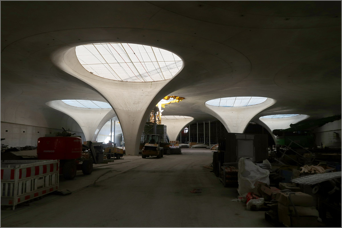 Im neuen Stuttgarter Tiefbahnhof -

Die Lichtwirkung in der neuen Bahnsteighalle durch die Lichtaugen und die Kelchstützen. Hier vielleicht noch ungestörter, als wenn dann alle Einbauten drin sind.

Tage der offenen Baustelle, 17.04.2022