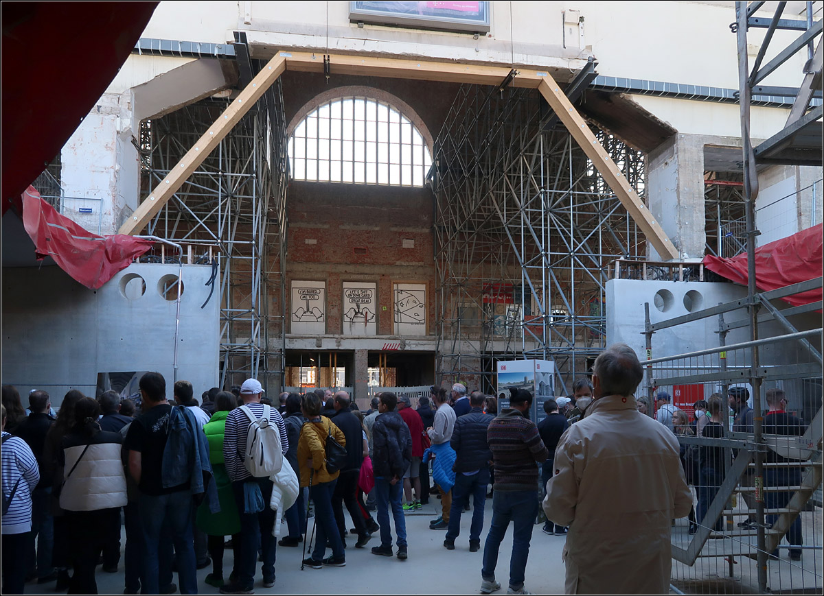 Im neuen Stuttgarter Tiefbahnhof -

Große Durchbrüche verbinden die neue Bahnsteighalle mit der Halle des alten Bonatzbaues, der völlig umgebaut wird. 

Tage der offenen Baustelle, 17.04.2022