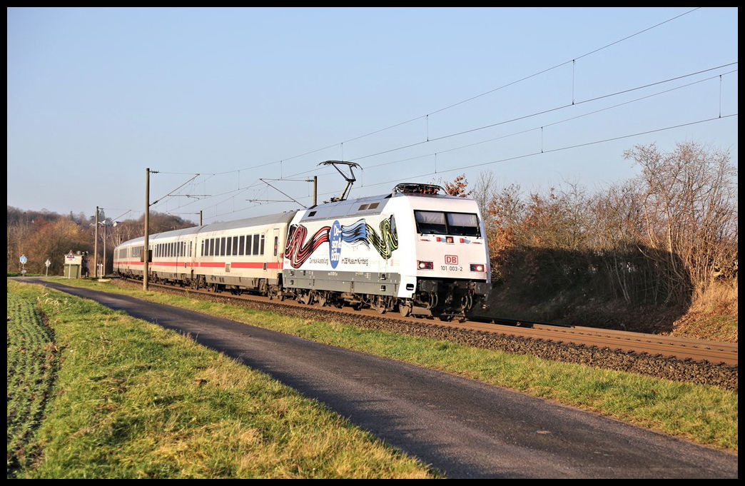 Im neuen Werbelook Design Bahn war am 9.12.2021 um 10.01 Uhr die 101003 mit dem Intercity 141 bei Ibbenbüren Laggenbeck nach Berlin unterwegs. Der Zug ist ein internationaler IC und kommt hier aus Amsterdam.