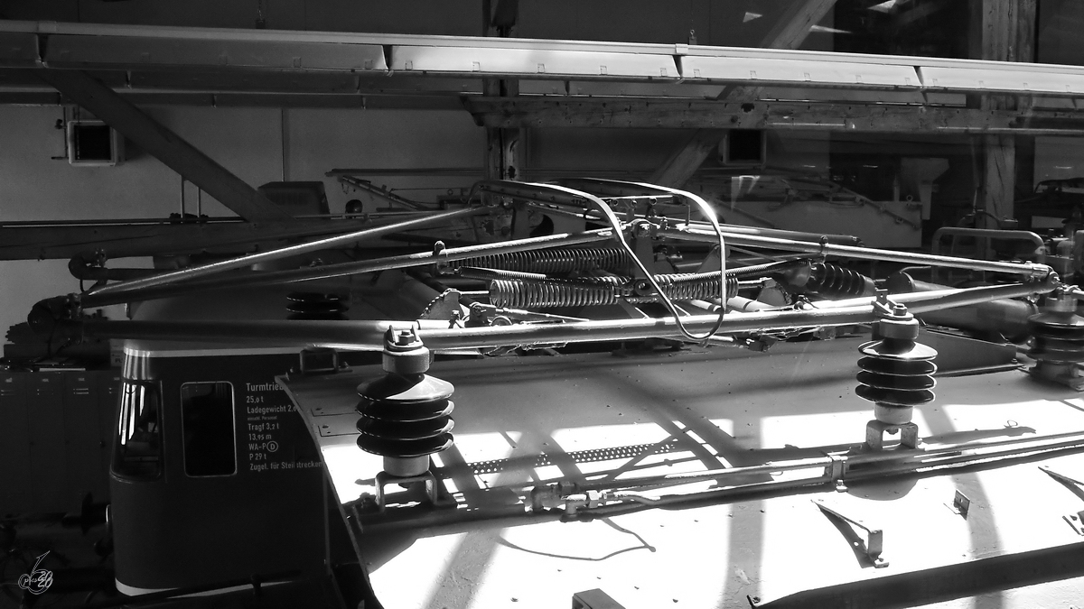 Im nicht zugänglichen Bereich war noch ein Turmtriebwagen und die 1941 gebaute Elektrolokomotive 254 052-4 zu sehen. Im Bild ein Stromabnehmer eben dieser Lokomotive. (Lokwelt Freilassing, August 2020)