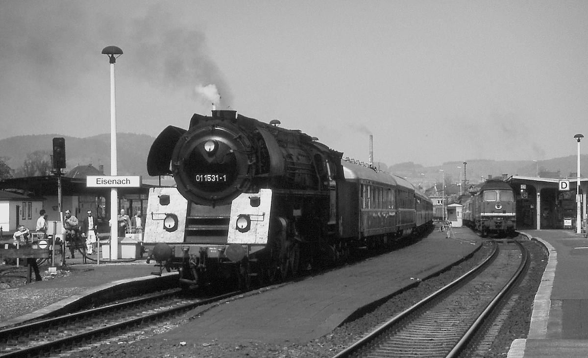 Im noch nicht elektrifizierten Bahnhof Eisenach wartet die 01 0531-1 während einer Plandampfveranstaltung im Mai 1993 mit einem Schnellzug nach Bebra auf die Weiterfahrt
