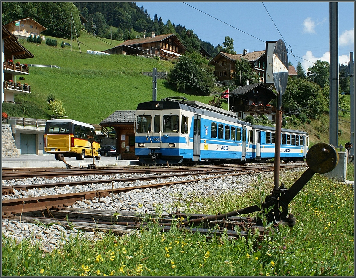 Im noch nicht umgebauten Bahnhof (Spitzkehre) von Le Sépey wartet ein ASD Regionalzug mit dem BDe 4/4 402 und einem Bt, damals noch im ASD Blau, auf die Weiterfahrt. 12. August 2009