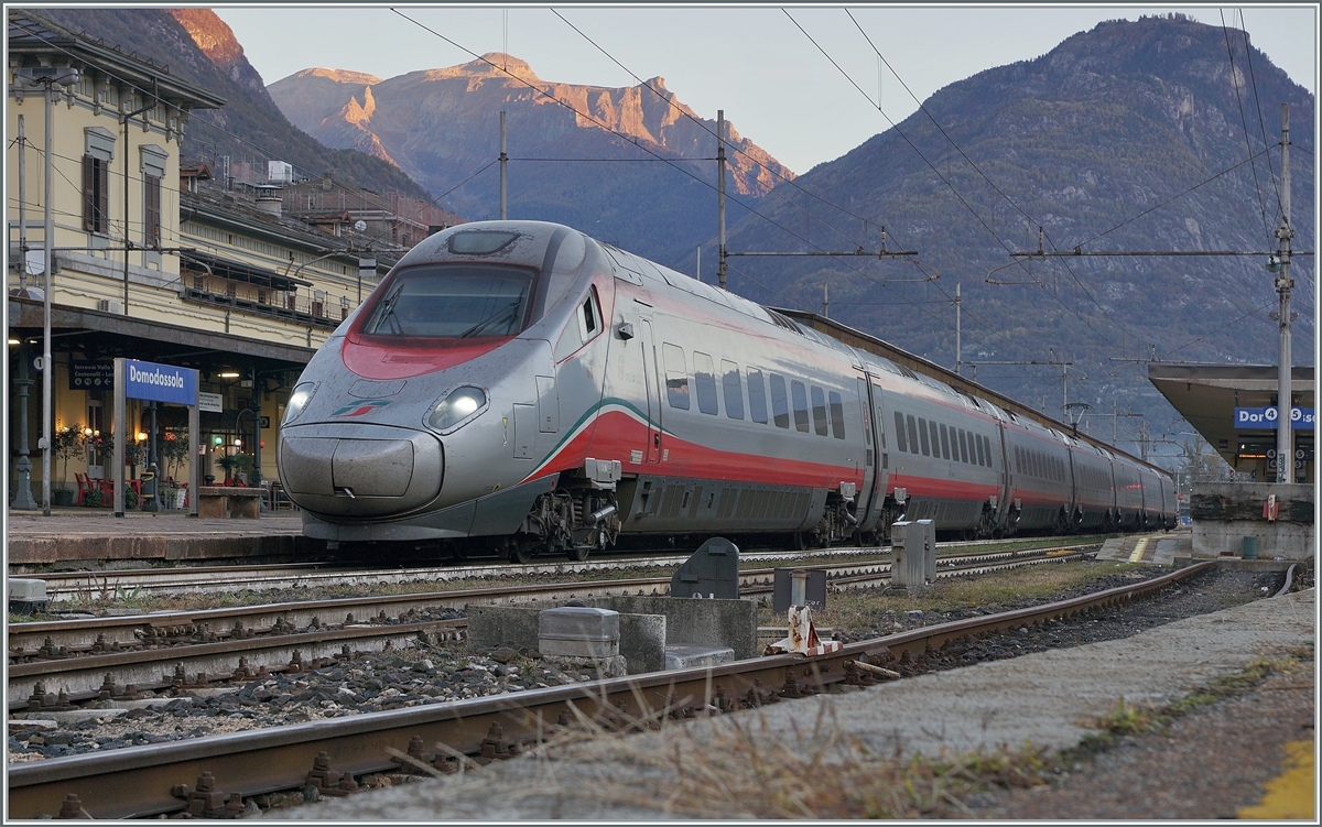 Im noch schattigen Domodossola wartet der FS Trenitalia ETR 610 011 als EC 35 von Genève nach Milano auf die baldige Weiterfahrt. 

28. Oktober 2021