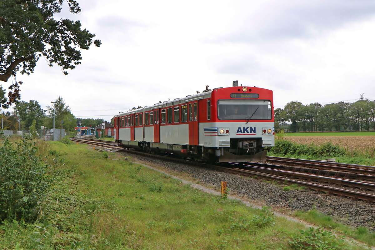 Im nördlichen Hamburger Speckgürtel ist die Altona Kaltenkirchen Neumünsteraner Eisenbahn unterwegs. Neben Lint Triebwagen werden noch auf einigen Strecken Triebwagen der Bauart VTA aus dem Hause Linke Hofmann Busch (LHB) eingesetzt. Am 1.10.23 verlässt Triebwagen 51 den Bahnhof Ulzburg-Süd zur Fahrt nach Elmshorn.