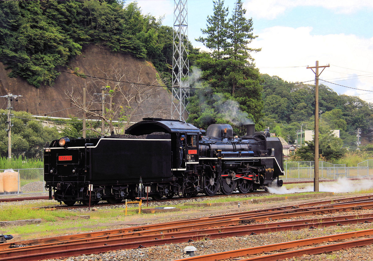 Im Norden Japans setzt die C58 239 nach ihrer Fahrt an die Küste herunter in eine extra für sie gebaute moderne Unterhaltshalle zurück. Kamaishi, 14.September 2019 