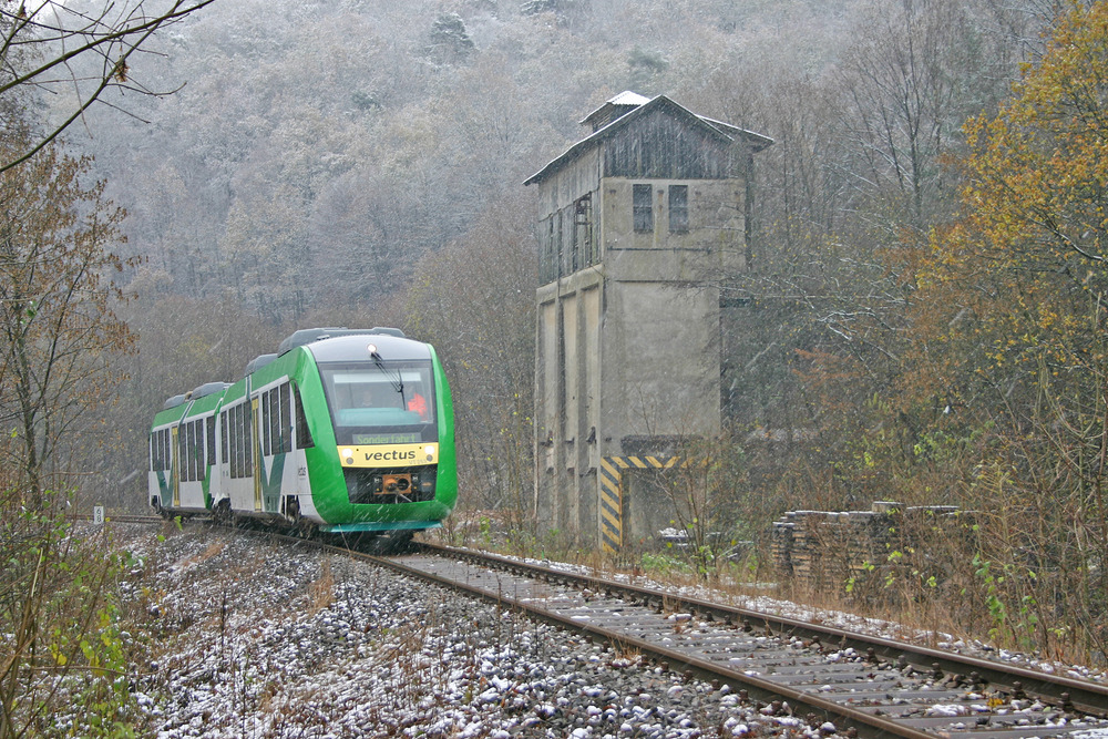 Im November 2004 wurden mehrere Sonderfahrten mit dem Vectus-VT 253 auf der Wiehltalbahn durchgeführt.
Dieses Foto entstand am 20. November 2004 im Bereich Alperbrück bzw Neuklef.