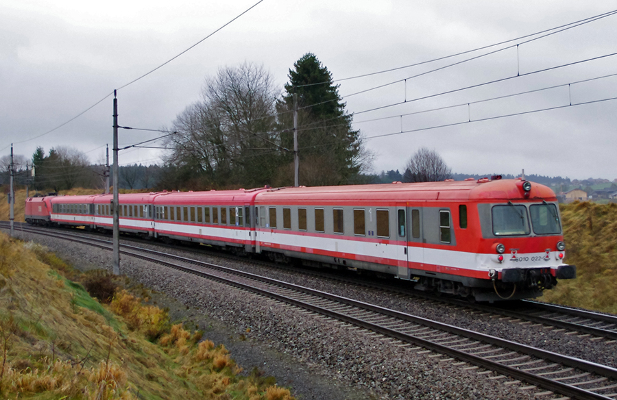 Im November 2009 wurden einige Komponenten der 2008 aus dem Plandienst ausgeschiedenen Triebwagenflotte ÖBB 4010 für den damals geplanten Einsatz des  Hamburg-Köln-Express  in Form von Messfahren zwischen Attnang-Puchheim und Steindorf-Straßwalchen erprobt (Steuerwägen +Mittelwägen gezogen von einer 1116).
Am 16 November 2009 gelang mir bei bescheidenem Wetter ein Nachschuss auf den Steuerwagen 6010 022 in Fahrrichtung Salzburg. Es bleibt zu hoffen das Teile der legendären Städtetriebwägen doch noch aus dem Dornröschenschlaf geküsste werden