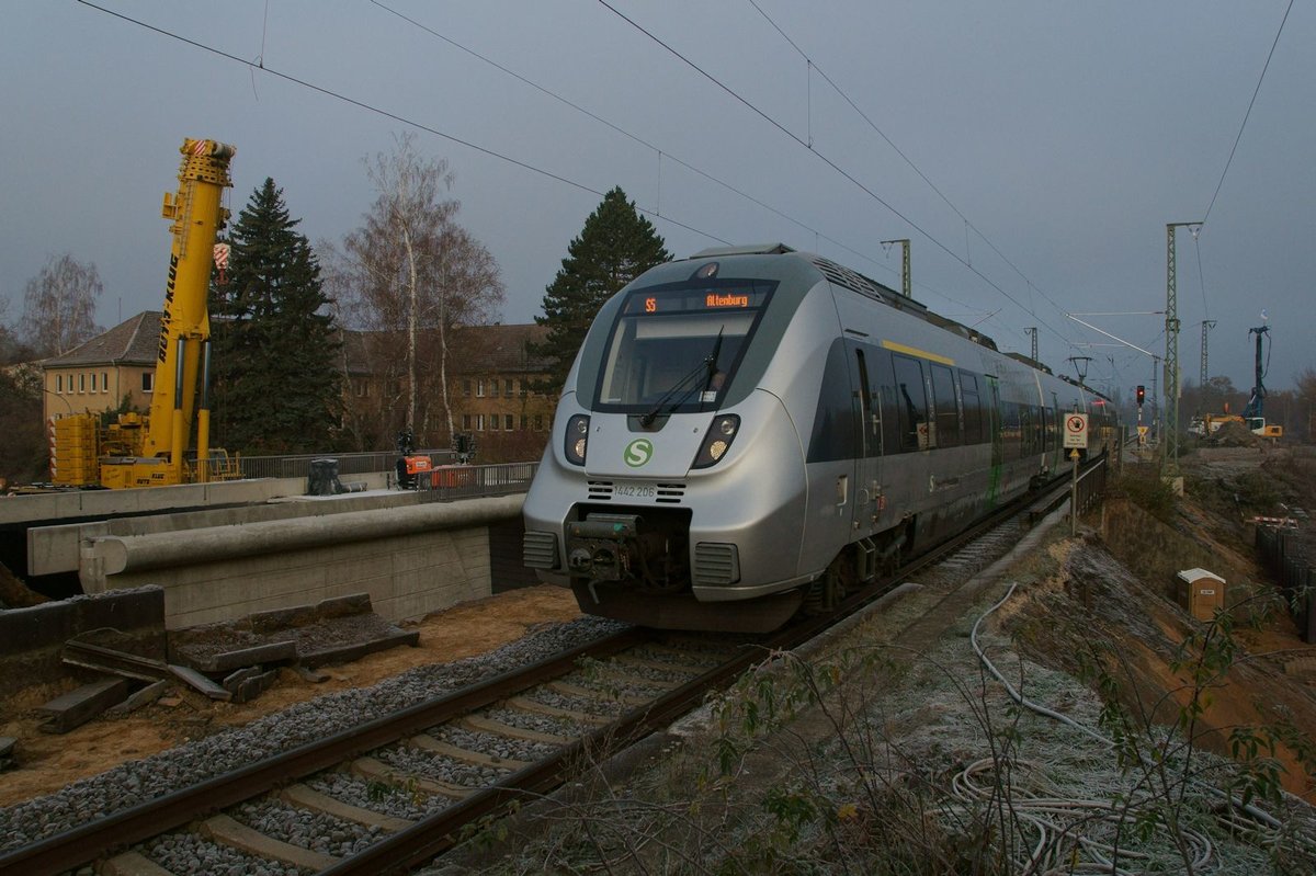 Im November 2018 wurde in Regis-Breitingen an der Bahnstrecke Leipzig - Hof eine Brücke erneuert. Am 18.11.2018 fuhr 1442 206 auf der Linie S5 durch den Baustellenabschnitt. Die neue Brücke wurde wenige Tage später eingeschoben, wofür die Strecke mehrere Tage komplett gesperrt wurde.